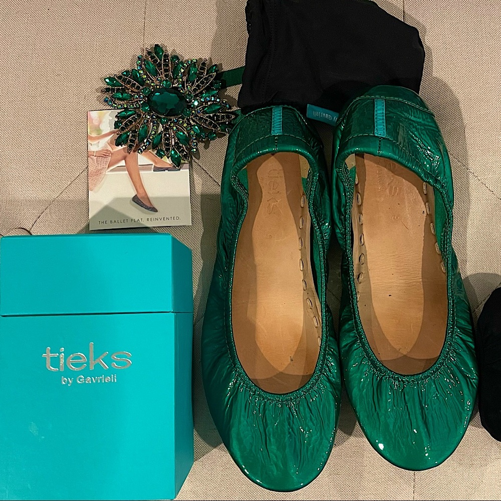 Beautiful Emerald green Patent Leather Tieks-Size 9